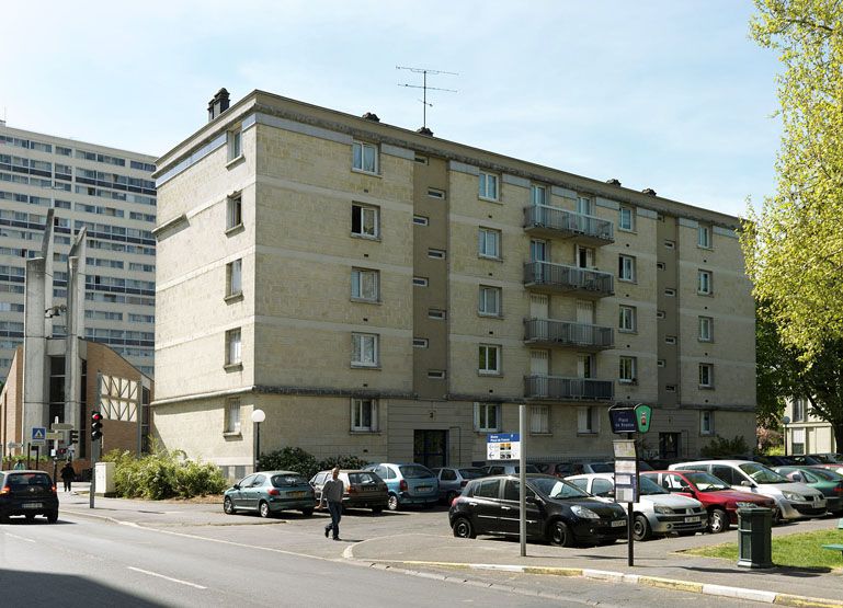Façade principale sur parking de la barre B.