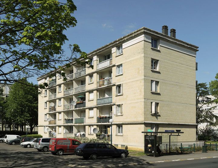 façade arrière sur parking de la barre D.