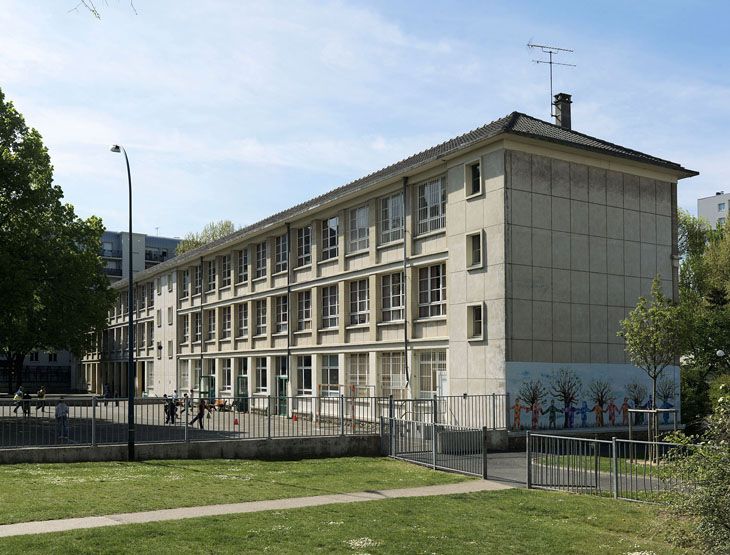 Façade arrière et cour de récréation.