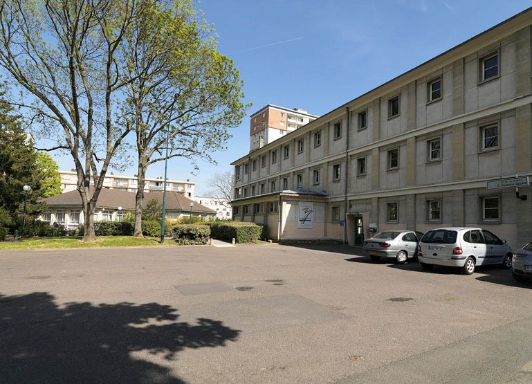 Entrée de l'école depuis le parking.