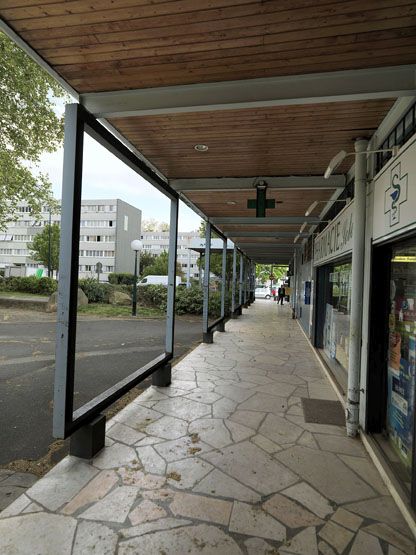 Galerie extérieure du centre commercial secondaire.