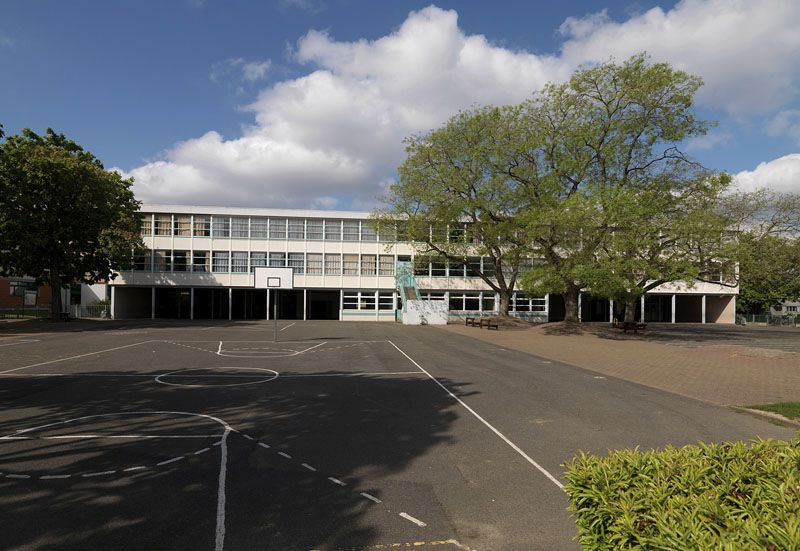 Groupe scolaire Descartes, allée de Champagne. Bâtiments et cour.