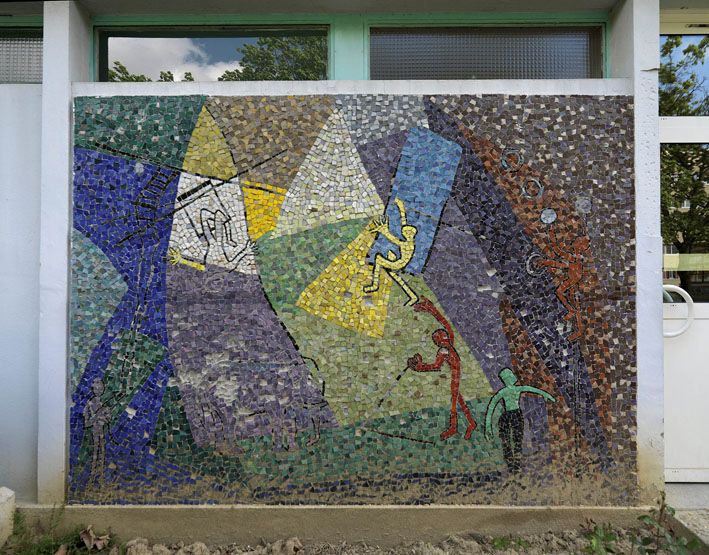 Groupe scolaire Descartes, allée de Champagne. Mosaïque murale.
