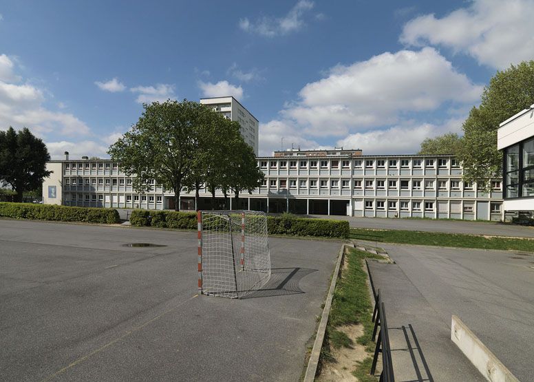 Collège Blaise Pascal, 2 square d'Ajaccio. Vue générale depuis la cour.