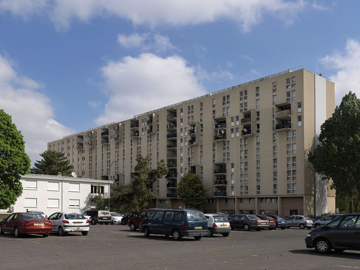 Barre R+10 avec les loggias sur séjour décalées en façade.