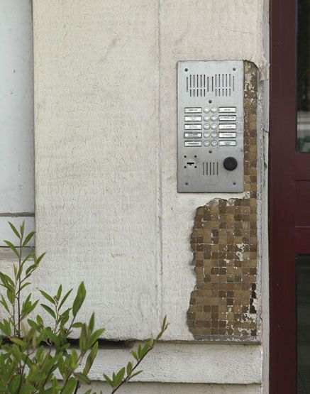 Détail demise en oeuvre en mosaïque 2x2 peinte de la façade de la barre B.