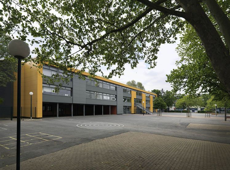 Groupe scolaire Albert Camus, avenue de la République. Vue générale.