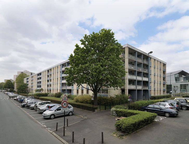 Façades principales de la barre A donnant sur les parkings.