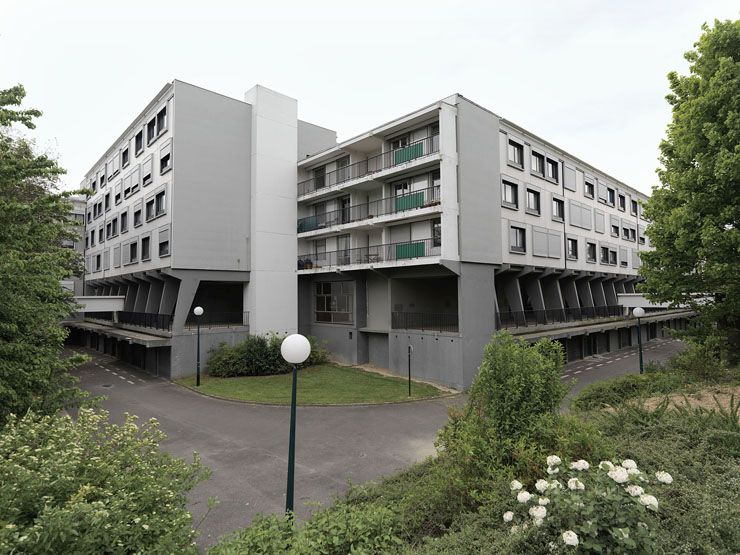 Les barres E et F. La structuration verticale du batiment est organisée à partir de box fermé sur une rue située contrebas de l'immeuble,d'un rez-de-chaussée sur pilotis accédant à des parking en rez-de -chaussée par des passerelles, d'une élévation de trois ou quatre étages selon les immeubles.