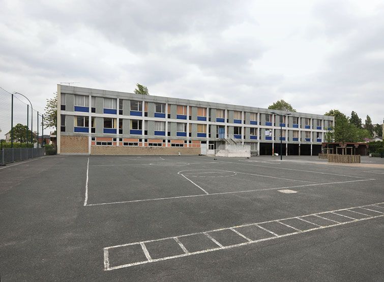 Ecole, allée du Québec. Les bâtiments et la cour de récréation.