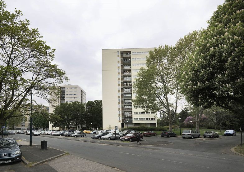 Les tours M et N depuis l'avenue Saint-Marc.
