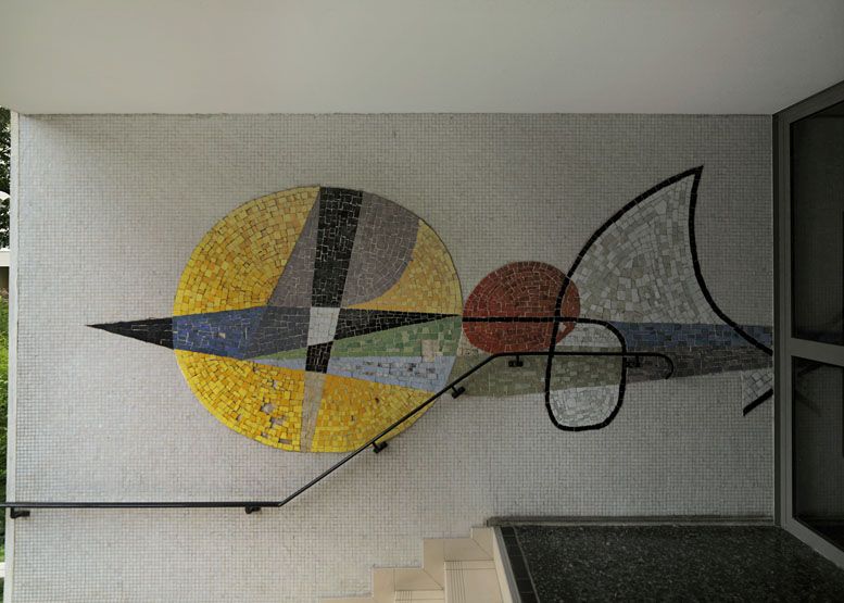Mosaïque à l'entrée de la tour N.