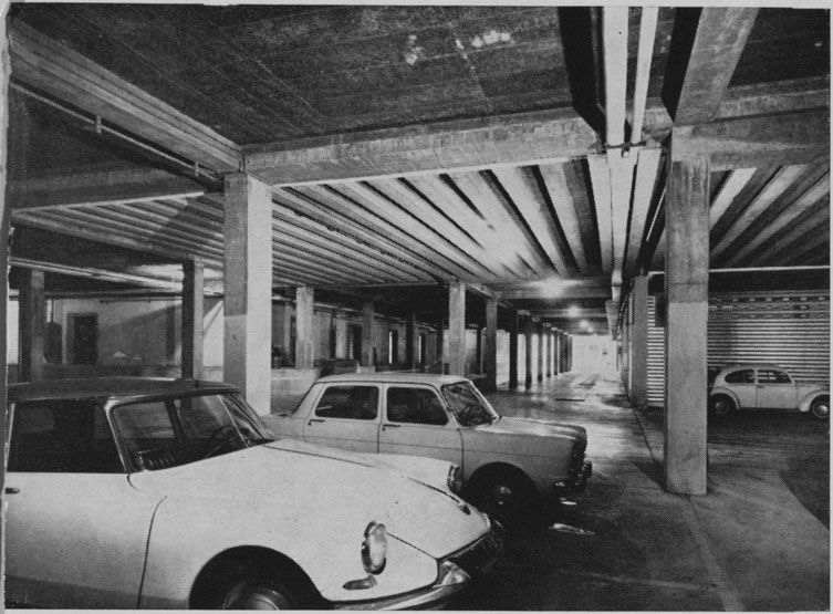 Sous-sol du centre commercial aménagé en parking. Photographie. (AD Essonne, GBR 193)