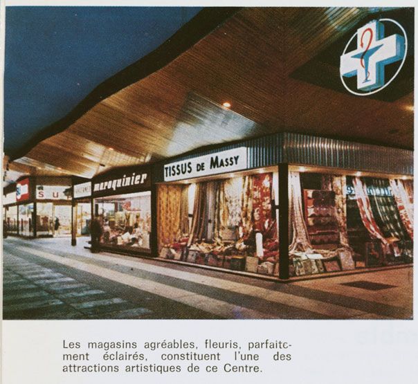 Les boutiques du centre commercial. Photographie. (AD Essonne, GBR 193)