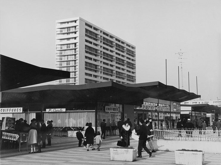 Une entrée du centre commercial. Photographie. (AD Essonne, 2Fi 407-416)