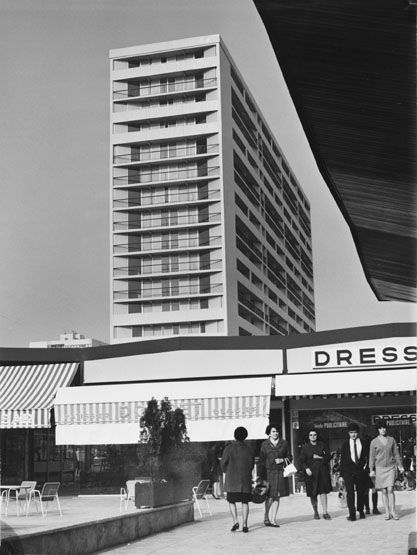 L'intérieur du centre commercial. Photographie. (AD Essonne, 2Fi 407-416)