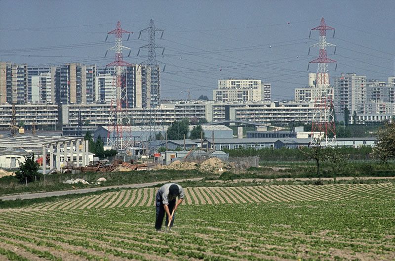 Vue générale du grand ensemble avec zone agricole au premier plan. Photographie, 01/07/1976. (Direction Régionale de l'Equipement Ile-de-France, 14294)