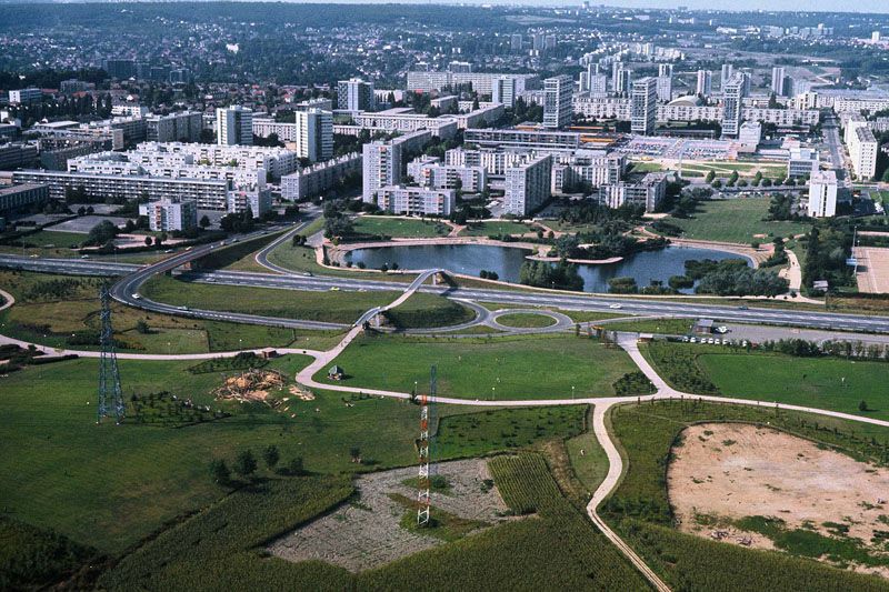 Vue aérienne du grand ensemble. Au premier plan, le parc urbain Georges Brassens. Photographie, 01/09/1978. (Direction Régionale de l'Equipement Ile-de-France, 24107)
