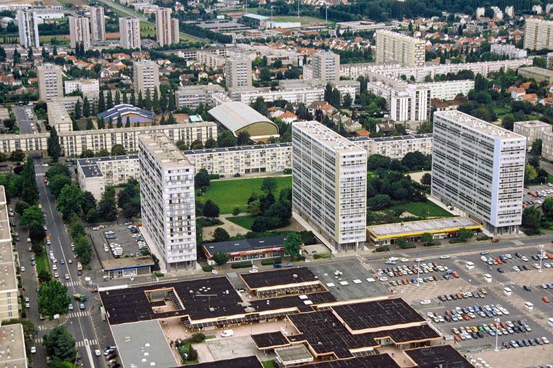 Vue aérienne de la place de France et du parc de la Corneille. Photographie, 01/06/1987. (Direction Régionale de l'Equipement Ile-de-France, 24117)