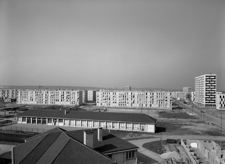 Vue générale de l'opératio. Au premier plan : le groupe scolaire Nicolas Apper. Photographie, 1961. (Ministère de l'Ecologie, MRU 36808009)