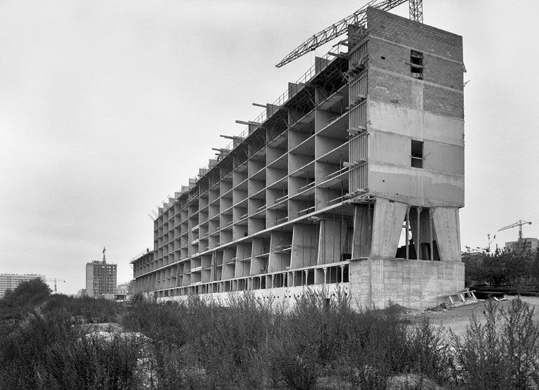 Vue du chantier de construction des barres G et H. Photographie, 1961. (Ministère de l'Ecologie, MRU 38113001)