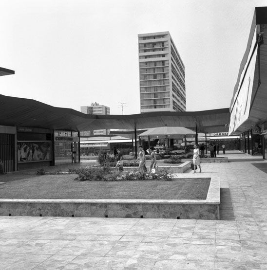 Les espaces verts à l'intérieur du centre commercial. Photographie, 1966. (Ministère de l'Ecologie, MRU 43741008)