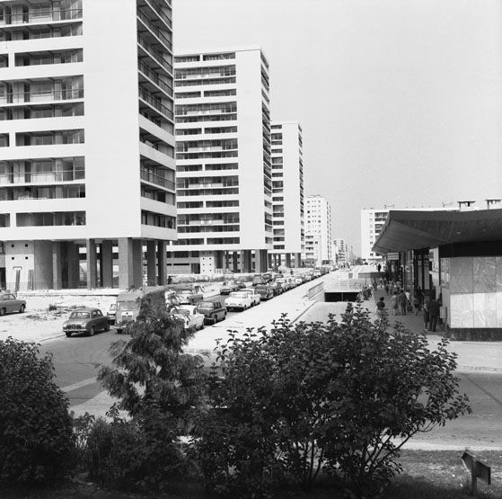 Les barres P, Q et R depuis l'avenue Saint-Marc. Photographie, 1966. (Ministère de l'Ecologie, MRU 43741008)