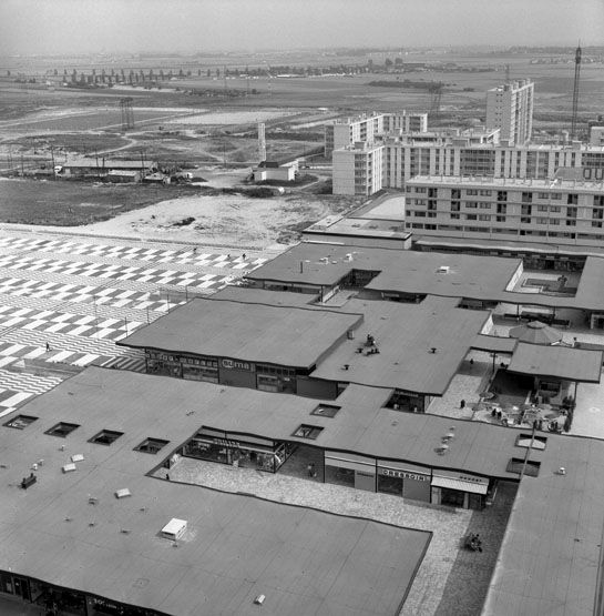 Vue générale du centre commercial au premier plan. Chantiers de construction de l'église luthérienne Saint-Marc, de l'église Saint-Paul, de l'ensemble n°2 et de l'opération Ginsberg au second plan. Photographie, 1966. (Ministère de l'Ecologie, MRU 43741023)