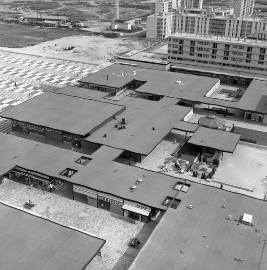 Vue aérienne du centre commercial principal. Photographie, 1966. (Ministère de l'Ecologie, MRU 43741025)