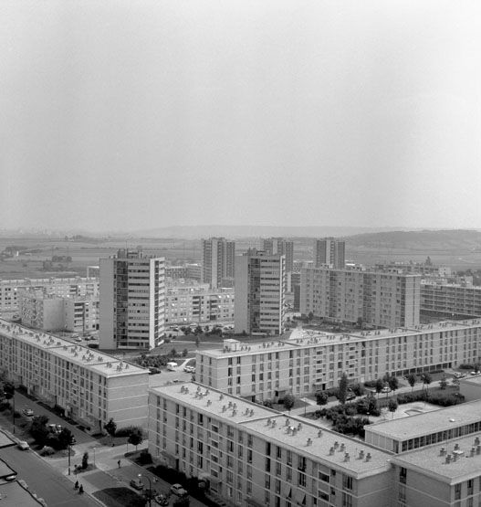 Vue aérienne du sud-ouest. Au premier plan: tours et barres de l'opération Sonrel-Duthilleul et Mikaelian. Au second plan: résidence Ile-de-France de Gravereaux et Prévert. Photographie, 1966. (Ministère de l'Ecologie, MRU 43745001)