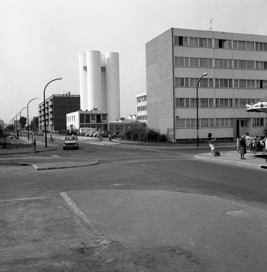 Les barres B, D et du château d'eau depuis l'avenue du Président Kennedy. Photographie, 1966. (Ministère de l'Ecologie, MRU 43749)