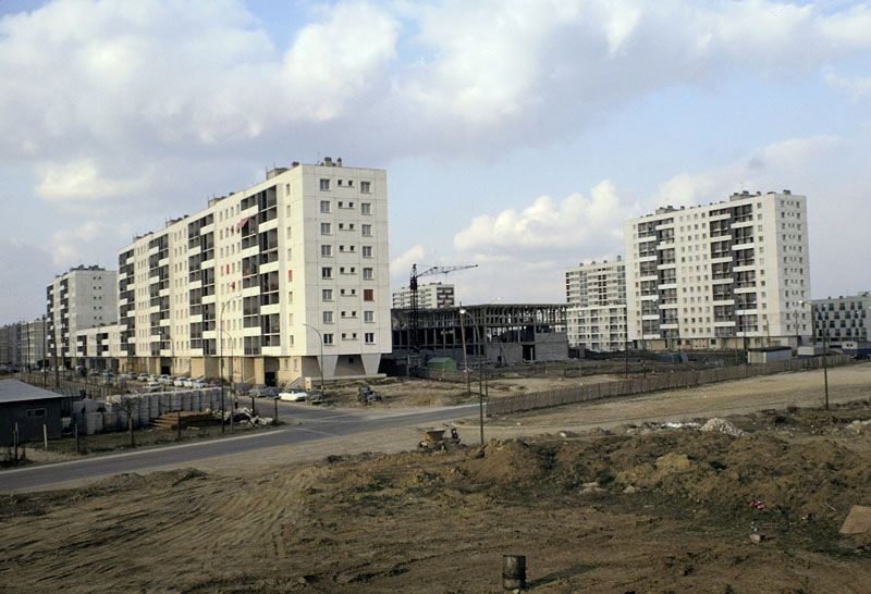 Le chantier de construction des barres F, G, H et J depuis l'avenue du Noyer Lambert. Photographie, 1965. (Ministère de l'Ecologie, STU00336)