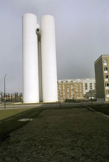 Le château d'eau entouré des barres de l'opération Robert. Photographie, 1965. (Ministère de l'Ecologie, STU00342)