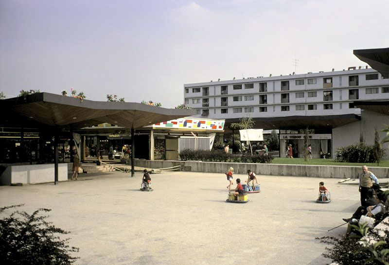 Une aire de jeux à l'intérieur du centre commercial. Photographie, 1965. (Ministère de l'Ecologie, STU00347)