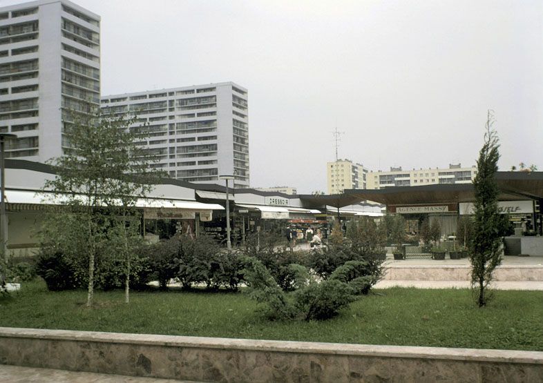 Vue des espaces verts à l'intérieur du centre commercial. Photographie, 1965. (Ministère de l'Ecologie, STU00354)