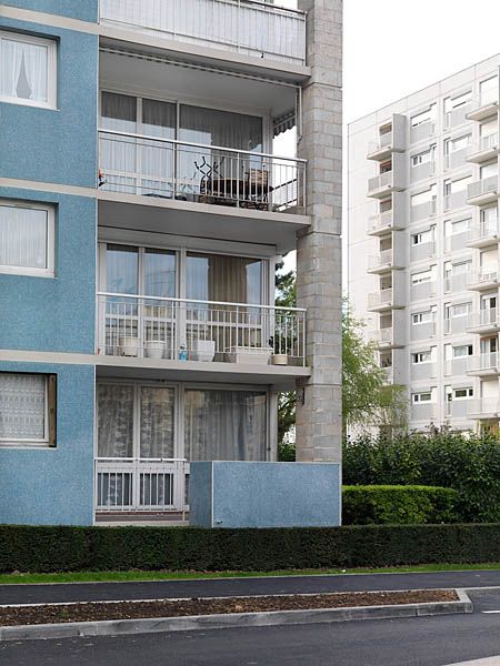 Pignon du bâtiment 3 situé avenue du Noyer-Lambert. On remarque l'ouverture latérale des balcons et le décor réalisé en mosaïque de grès cérame bleu. Décrochement du balcon situé au rez-de-chaussée pour rythmer la façade.