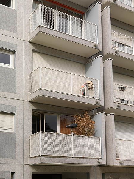 Les balcons caractérisés par un muret toute hauteur sur un seul côté, ils organisent la symétrie de panneaux de façade.