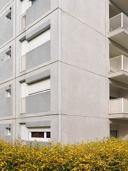 Pignon d'une façade. Les combinaisons des différents modules permettent d'individualiser les façades. Ici : module avec balcon, module plein (employé uniquement pour les pignons), module avec ouverture en L et un module avec deux petites fenêtres. Cette technique permet d'attribuer un type de fenêtre par type de pièce, il est donc possible de comprendre l'aménagement intérieur grâce à la lecture d'une façade.