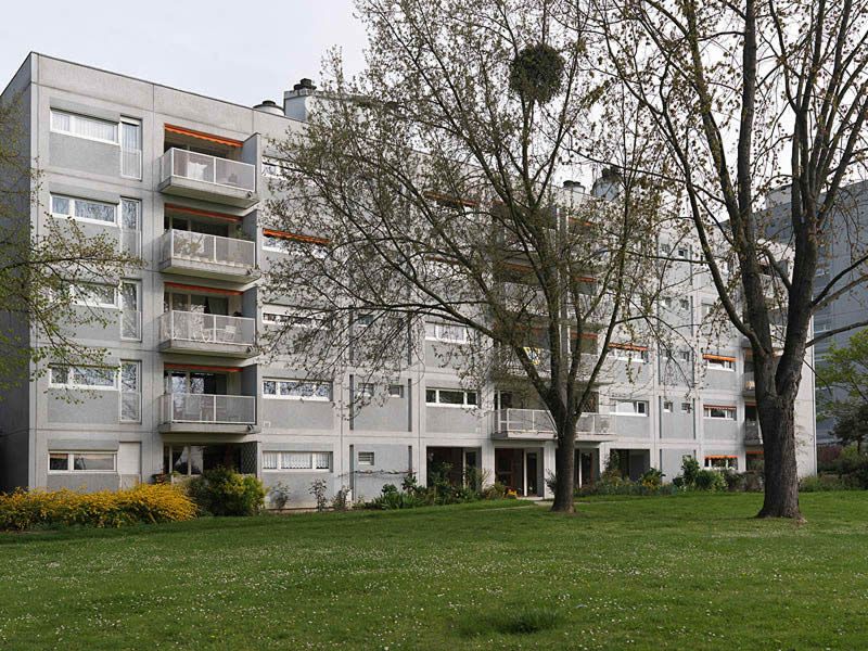 Façade sud d'un des trois immeubles du square Yves du Manoir qui bénéficie de la vue sur l'étang et le parc de la Blanchette. La façade symétrique depuis le hall d'entrée, se construit avec quatre type de modules : module avec balcon, module avec fenêtre bandeau, module avec fenêtre en L, module avec deux petites fenêtres carré. L'ordonnancement extérieur des modules permet de comprendre l'architecture intérieure du bâtiment.