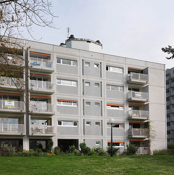 Détail d'une combinaison de panneaux sur une partie de façade, l'autre moitié de la façade reprend exactement le même assemblage de panneaux.