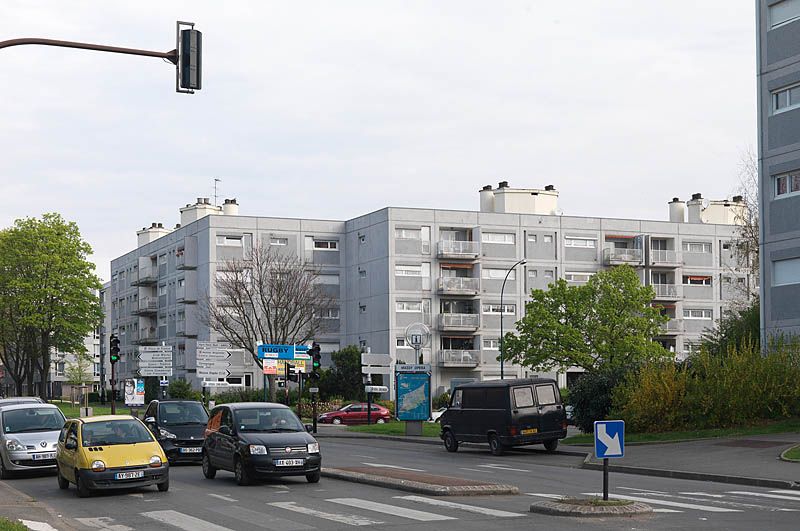 L'avenue Saint-Marc bordée d'immeubles de Jean Ginsberg. Les deux barres R+4 reprennent la composition générale de l'ensemble : panneaux préfabriqués assemblés en différentes combinaisons. On note des édicules sur les toits terrasse constitués des machineries d'ascenseurs.