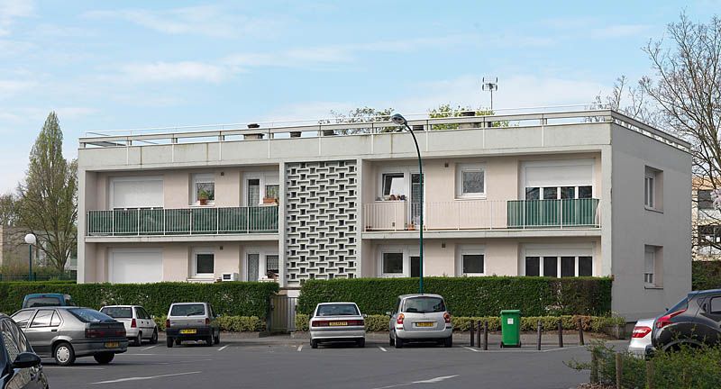 Ecole Paul Painlevé, place d'Allemagne. Logement de gardiens ou d'instituteurs à l'entrée de l'école. L'axe central, de type moucharabieh à motif de nid d'abeille, organise la symétrie de la façade.