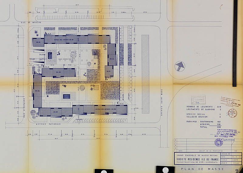 Plan masse de l'ensemble, 14 mai 1963. Les immeubles R+4 forment un espace semi-clos aménagé en espaces verts. L'accès au parking souterrain se fait par la rue d'Espagne. (AM Massy, 7 T 76)
