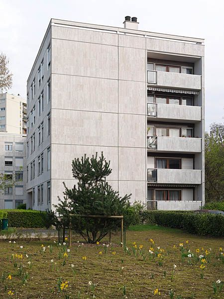 Ce pignon est constitué de panneaux préfabriqués (système Raymond Camus) en travertin romain. On distingue deux panneaux pleins et panneaux de loggia avec balcon dont le garde-corps est également préfabriqué en travertin, ce qui donne une unité à l'ensemble.