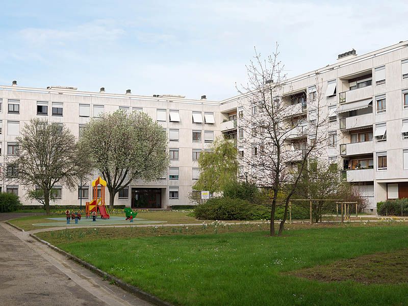 Vue d'ensemble des façades sur jardin : les halls traversant permettent un accès à l'avenue Nationale et aux places de stationnement.