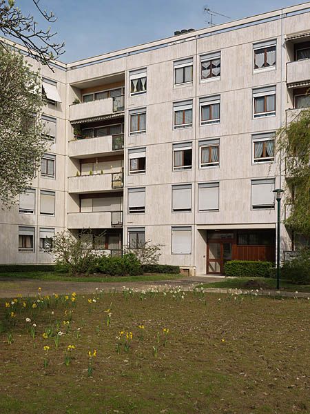 Les logements sont construits autour de pelouses et massifs plantés formant un espace semi-clos. Le passage entre cet espace vert et les voies de circulation se fait grâce aux halls traversant que l'on distingue au rez-de-chaussée.