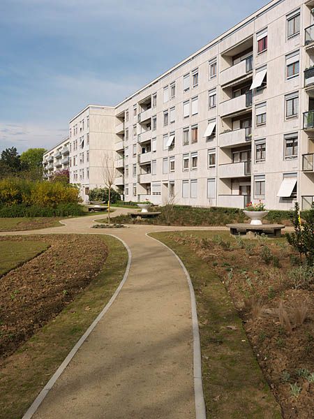 Façades sur jardin de la barre située rue de Moscou. Les espaces verts ont été préservés et récemment remis en valeur (allées, plantations d'arbustes). Cette résidence bénéficie d'un parking souterrain dont les édicules d'aération sont utilisés pour la création des espaces verts en surface.