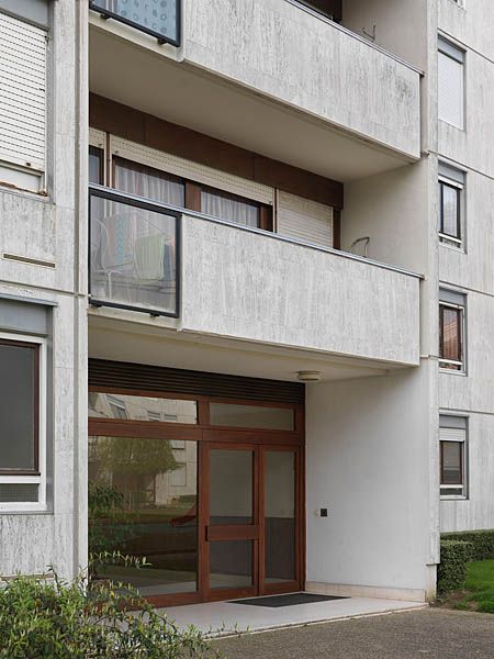 Détail d'une entrée et d'un panneau de loggia.