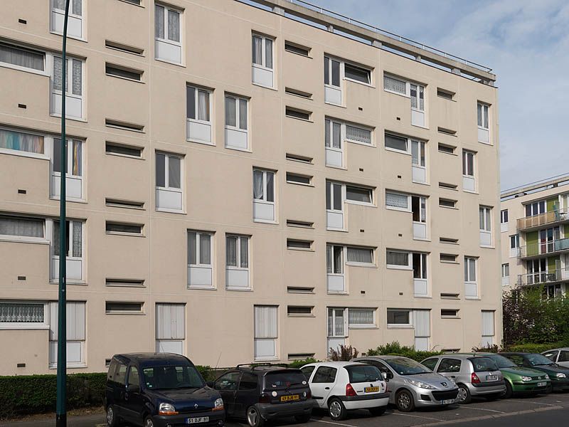Façade composée de différents panneaux de fenêtres de chambres et cuisines. Les architectes ont joué sur la forme, la taille et la position des fenêtres. Les cages d'escaliers sont identifiables grâce aux impostes horizontales.