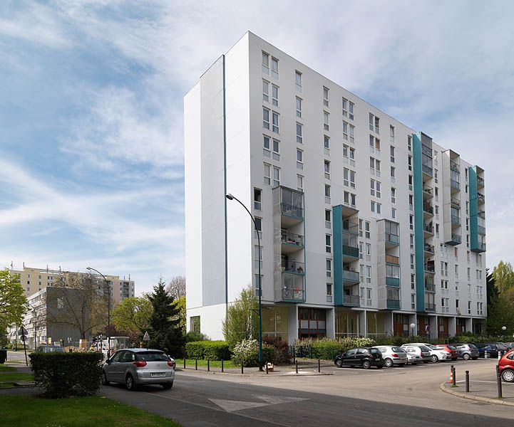 Barre R+10 située à l'est du grand ensemble. Les appartements sont traversant et possèdent tous une loggia. Afin d'éviter d'avoir une façade avec uniquement et des loggias, les architectes les ont réparties entre les deux façades.